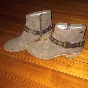 Adorable ankle brown boots!